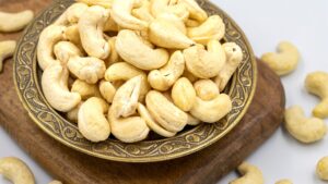 A one-ounce daily serving of cashew nuts, part of the cashew nuts benefits portion guide