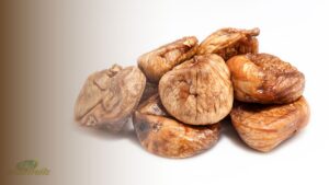 Fresh dried figs showing the dried figs benefits of a fiber-rich, mineral-dense fruit